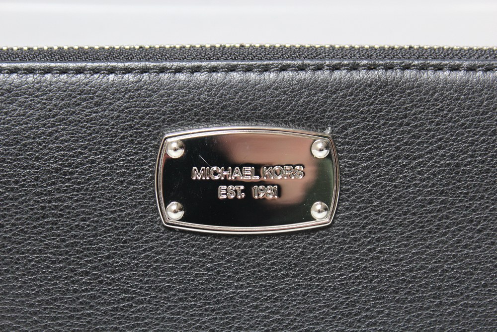 A MICHAEL KORS BLACK LEATHER LADIES WALLET, subtle textured effect finish, note compartments, zip - Image 2 of 4