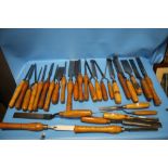 A BOX OF ASSORTED CHISELS TO INCLUDE SORBY, MARPLES, WARD, STORMONT ETC. (31)