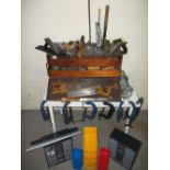 A CARPENTERS TOOL BOX AND CONTENTS TO INCLUDE G CLAMPS AND TOOLS AND PLASTIC STORAGE BOXES.