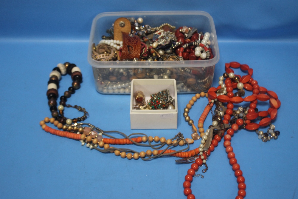 A COLLECTION OF ASSORTED COSTUME JEWELLERY, MAINLY NECKLACES