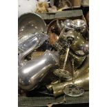 A TRAY OF METALWARE TO INCLUDE BRASS AND COPPER (TRAY NOT INCLUDED)
