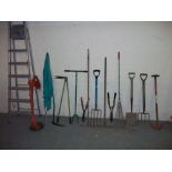 A SELECTION OF GARDEN TOOLS TO INCLUDE AN ALUMINIUM STEP LADDER AND A STRIMMER ETC.