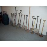 A SELECTION OF GARDEN TOOLS.