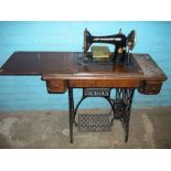 AN ANTIQUE SINGER SEWING MACHINE AND TABLE