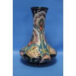 A MOORCROFT BUKHARA PATTERN VASE SIGNED SHIRLEY HAYES, APPROX. 22 CM HIGH