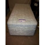 A SLEEPMASTERS SINGLE TWO DRAWER DIVAN BED
