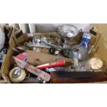 A TRAY OF SUNDRIES TO INCLUDE METALWARE ETC. (TRAY NOT INCLUDED)