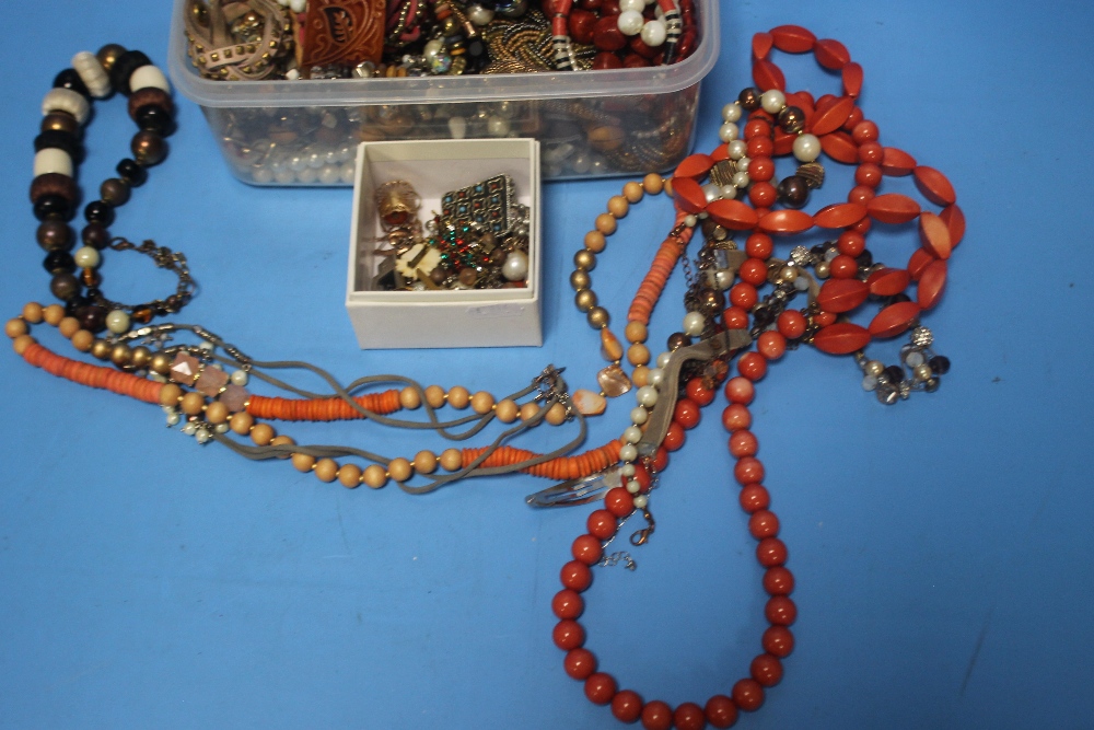 A COLLECTION OF ASSORTED COSTUME JEWELLERY, MAINLY NECKLACES - Image 3 of 3