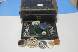 A BOX OF BROOCHES AND JEWELLERY TO INCLUDE SILVER AND WHITE METAL
