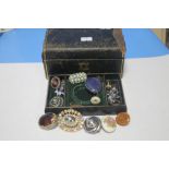 A BOX OF BROOCHES AND JEWELLERY TO INCLUDE SILVER AND WHITE METAL