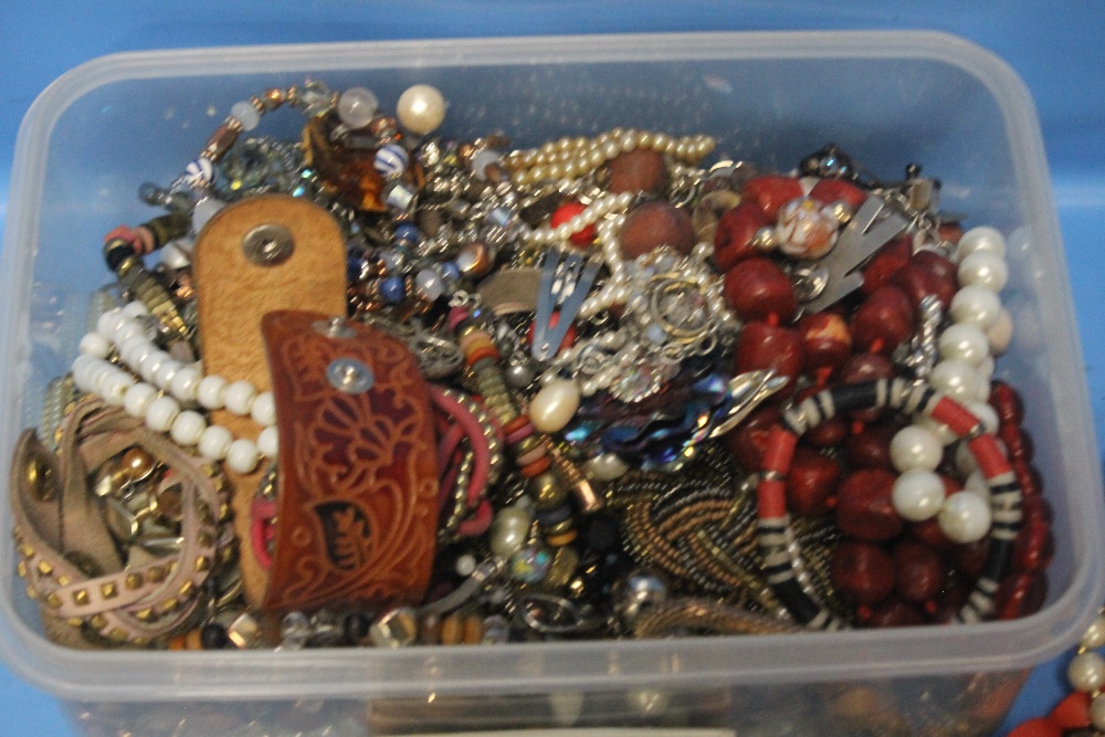 A COLLECTION OF ASSORTED COSTUME JEWELLERY, MAINLY NECKLACES - Image 2 of 3