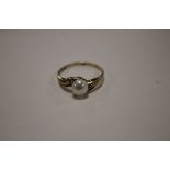 A LADIES 9 CT GOLD AND PEARL DRESS RING
