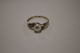 A LADIES 9 CT GOLD AND PEARL DRESS RING