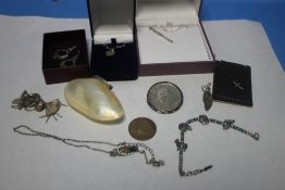 A QUANTITY OF SILVER AND WHITE METAL JEWELLERY