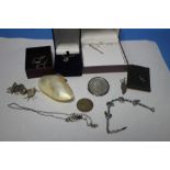 A QUANTITY OF SILVER AND WHITE METAL JEWELLERY