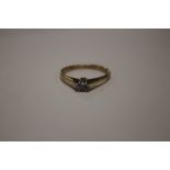 A 9 CT GOLD LADIES RING