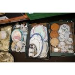 A TRAY OF CERAMICS TO INCLUDE POOLE POTTERY, DUCAL, CARLTONWARE ETC., A TWENTY THREE PIECE NEWHALL
