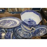 A TRAY OF BLUE & WHITE CHINA TO INCLUDE WEDGWOOD (TRAY NOT INCLUDED)