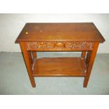 AN ANTIQUE TWIST TOP OAK SIDE TABLE WITH CARVED DETAIL.