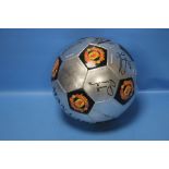 A FACSIMILE SIGNED MANCHESTER UNITED FOOTBALL TO INCLUDE RYAN GIGGS, RUUD VAN NISTELROOY,