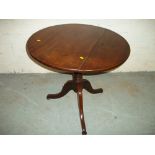 A GEORDIAN STYLE ROUND TILT TOP TABLE IN MAHOGANY.