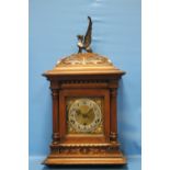 AN OAK CASED MANTEL CLOCK