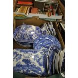 A TRAY OF BLUE & WHITE CHINA TO INCLUDE WEDGWOOD (TRAY NOT INCLUDED)