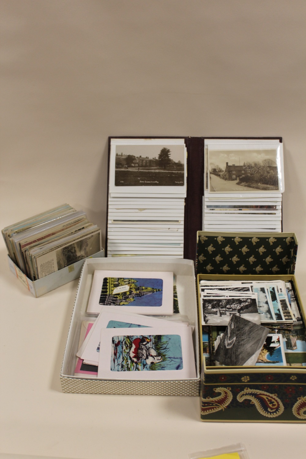 A COLLECTION OF VINTAGE AND ANTIQUE POSTCARDS TO INCLUDE AN ALBUM