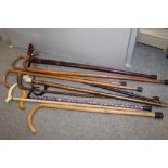 A COLLECTION OF VINTAGE WALKING STICKS TO INCLUDE A SILVER BANDED EXAMPLE