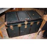 A VINTAGE TRAVELLING TRUNK W-92 CM