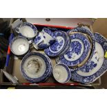 A SMALL TRAY OF VINTAGE BLUE AND WHITE CHINA TO INCLUDE WILLOW PATTERN EXAMPLES