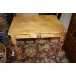 AN ANTIQUE PINE SCRUB TOP STYLE TABLE, W 90 cm, H 73 cm