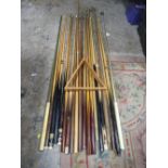 A SELECTION OF VARIOUS OLD SNOOKER CUES, CROSS AND SPIDER RESTS WITH SOME EXTENSION POLES