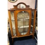 AN EDWARDIAN MAHOGANY DISPLAY CABINET H-78 CM W-106 CM