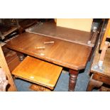 AN EDWARDIAN MAHOGANY WIND OUT DINING TABLE WITH ONE LEAF AND HANDLE