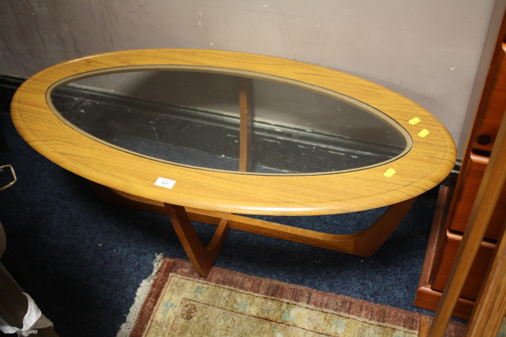 A RETRO OVAL ROCKET STYLE COFFEE TABLE DIA. 96 CM