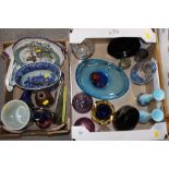 A BOX OF STUDIO GLASSWARE ETC. TO INCLUDE CAITHNESS, TOGETHER WITH A SMALL BOX OF CERAMICS TO