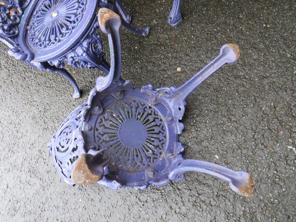 A HEAVY CAST IRON PURPLE PAINTED PATIO SET COMPRISING OF TABLE AND FOUR CHAIRS - Image 4 of 4