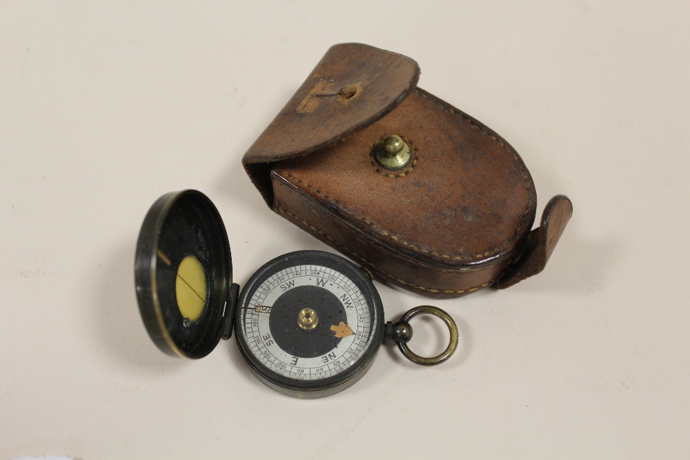 A WWI VINTAGE COMPASS IN ORIGINAL CASE