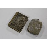 AN ANTIQUE VESTA/ SNUFF BOX, TOGETHER WITH A COIN HOLDER