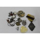 A BAG OF COLLECTABLES TO INCLUDE A MEDAL, SILVER JEWELLERY ETC.