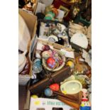 TWO SMALL TRAYS OF ASSORTED COLLECTABLES ETC. TO INCLUDE CRUCIFIXES, CERAMICS ETC.