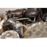 A TRAY OF SILVER PLATED METALWARE TO INCLUDE TEAPOTS