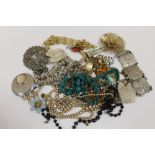 A BAG OF VINTAGE COSTUME JEWELLERY TO INCLUDE BROOCHES