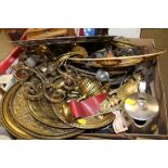 A TRAY OF ASSORTED METALWARE TO INCLUDE FURNITURE FEET, BRASS CANDLESTICK, CIGARETTE CASES ETC.
