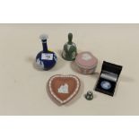 A COLLECTION OF WEDGWOOD JASPERWARE OF ASSORTED COLOURWAYS TO INCLUDE A TERRACOTTA PIN DISH (6)