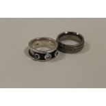 A HALLMARKED SILVER DRESS RING TOGETHER WITH A TITANIUM DIAMOND SET RING (2)