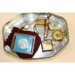A TIN OF COLLECTABLES TO INCLUDE AN ANTIQUE YELLOW METAL AND SEED PEARL BROOCH, ARTICULATED FISH