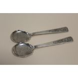 A PAIR OF VIETNAMESE SPOONS STAMPED '750 PURITY'