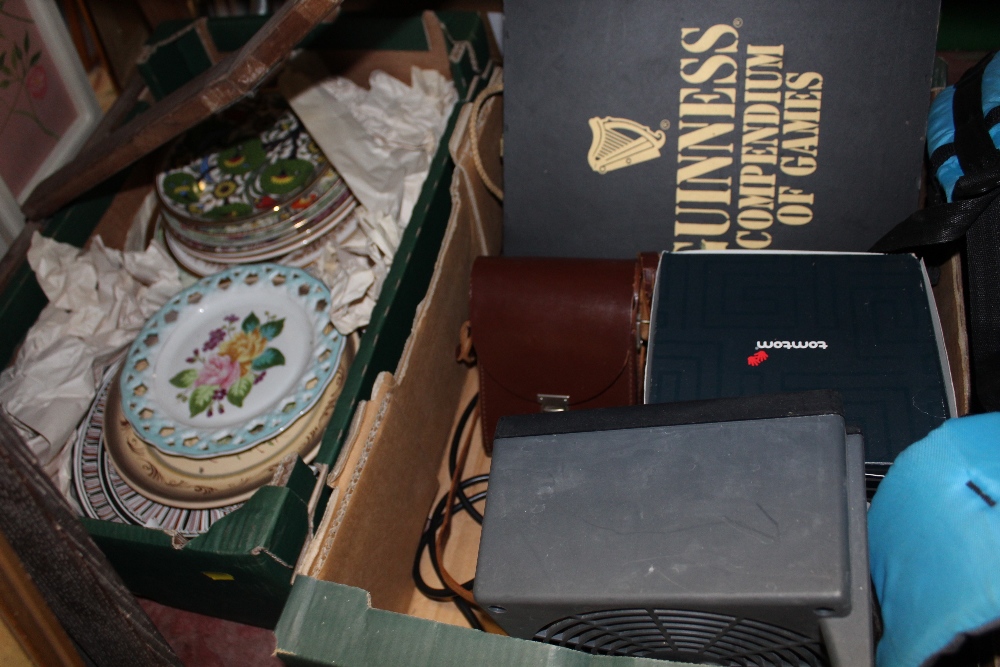 A TRAY OF COLLECTABLES TO INCLUDE A GUINNESS GAMES COMPENDIUM, CASED BINOCULARS ETC, TOGETHER WITH A